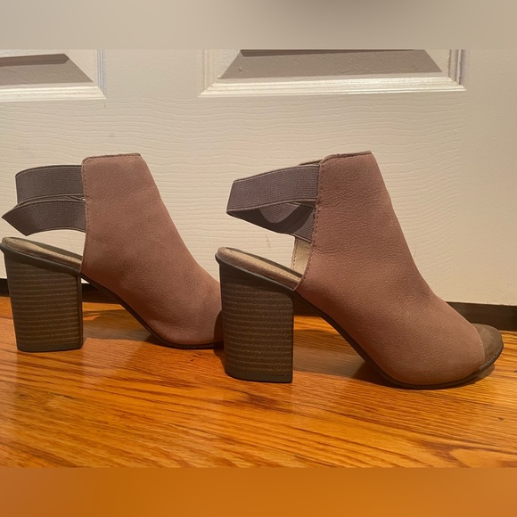 Kenneth Cole Reaction Fridah Fly Heels - Picture 7 of 9